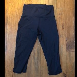 Lululemon Crop with mesh detail - Size 6 - Navy